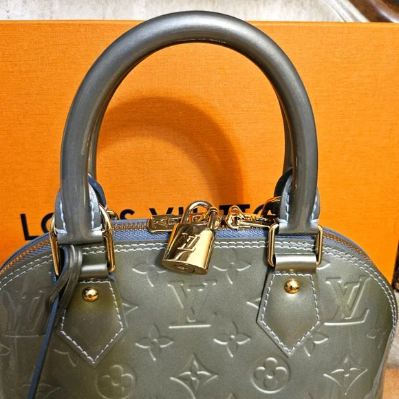 (SOLD)Authentic Louis Vuitton Vernis BB alma - Picture 4 of 12